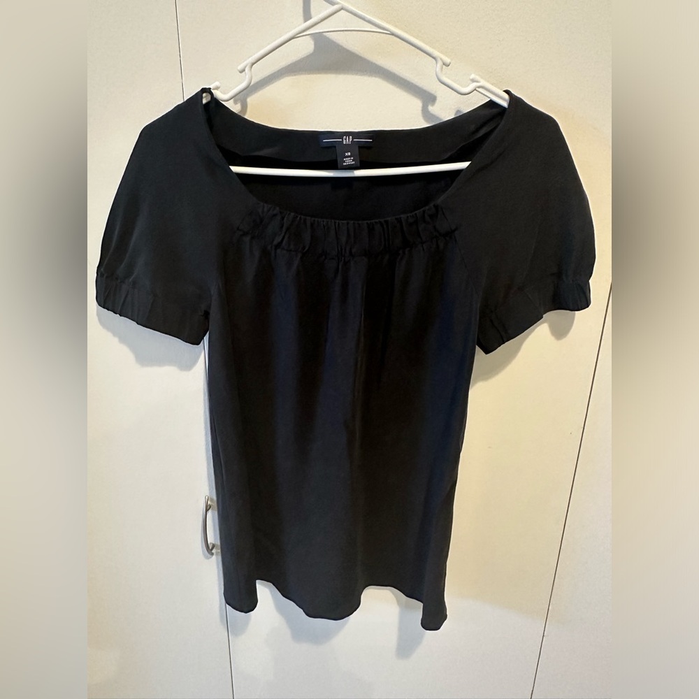Gap 100% silk black blouse. Size XS. Like new.